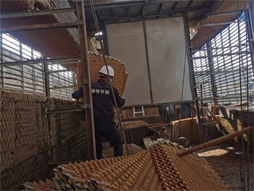 將水冷卻的裝置--逆流式冷卻塔(冷凍水回冷卻塔的原因)